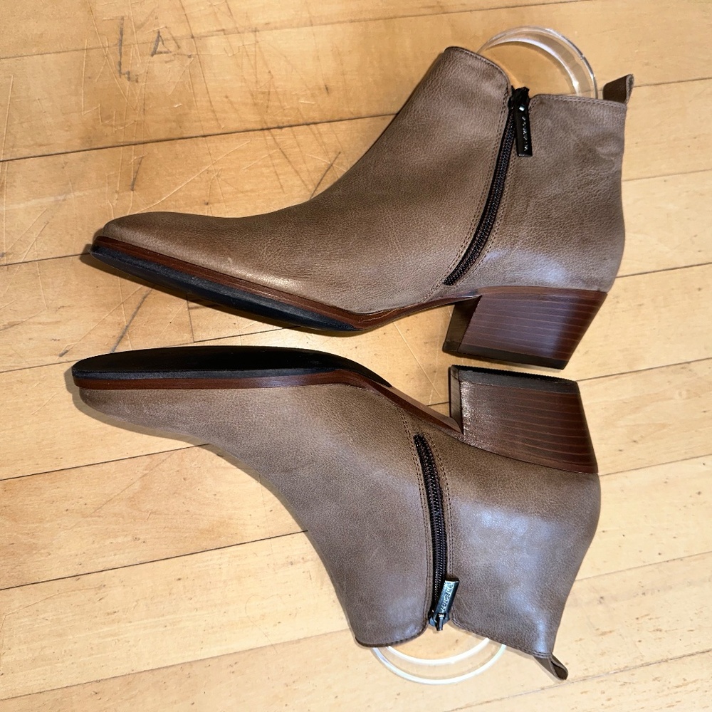 Aquatalia taupe ankle bootie, 8, CB2499 - Picture 3 of 7